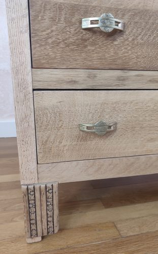 Commode 3 tiroirs en chêne avec plateau plume de paon- détail pied gauche
