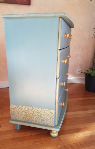 Commode teinte bleue et dorures vue de côté