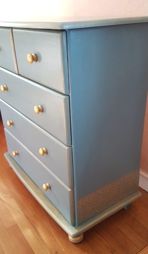 Frise de roses dorées sur la commode relookée