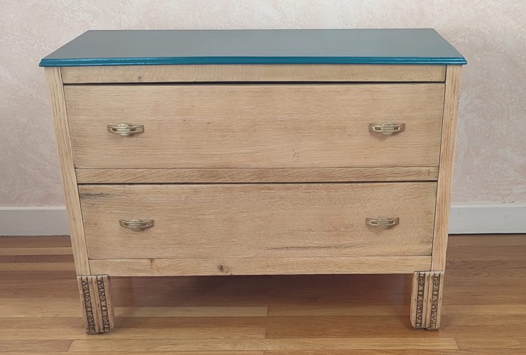 Commode 2 tiroirs en chêne et plateau teinte plume de paon, vue de face