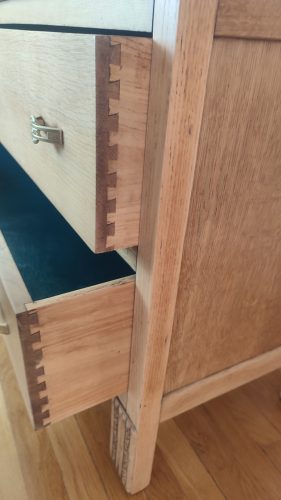 Détail des queues d'aronde des tiroirs de la commode 2 tiroir en chêne