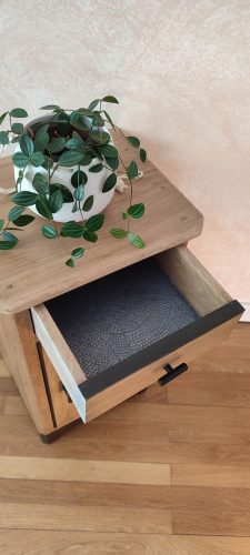 Tiroir tapissé du petit confiturier en chêne